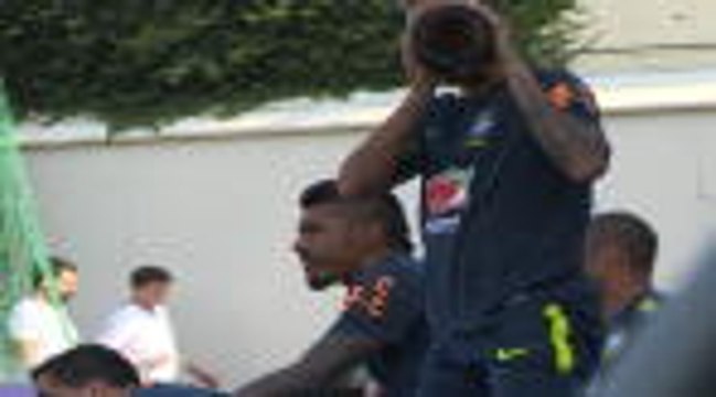 Neymar showboats as Brazil prepare for Mexico clash