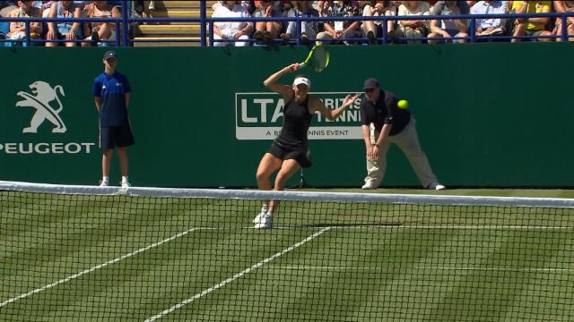Eastbourne - Wozniacki domine Kerber et file en finale