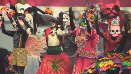 El desfile del Día de los Muertos mexicano da vida al corazón de Moscú