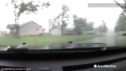 Descargar video: WATCH: Cop dashcam captures tornado in Kansas