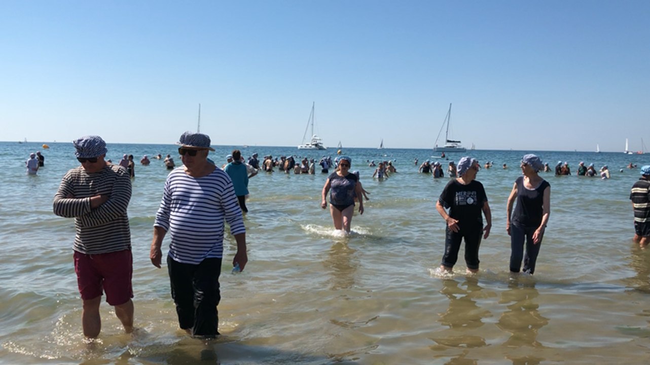 Tous habillés pour le bain des 800 ans