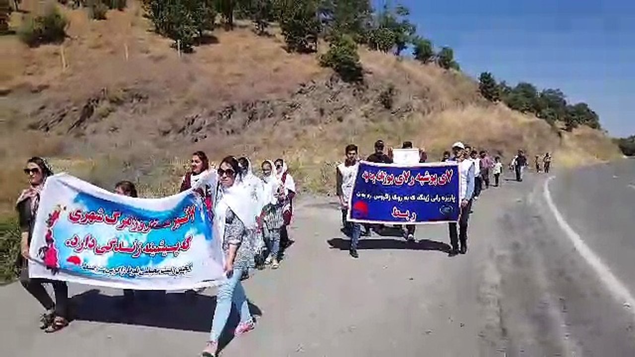 ئەندامانی ئەنجومەنی ژینگەپارێزی بەڕووی زاگرۆس لە شاری ڕەبەتەوە