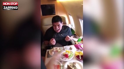 Diego Maradona filmé avec un sachet de cocaïne dans son jet privé ? (vidéo)