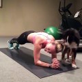 Calin de ton chien en plein exercice de gainage !