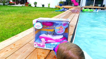 La Poupée BABY BORN fait du JET SKI dans la PISCINE