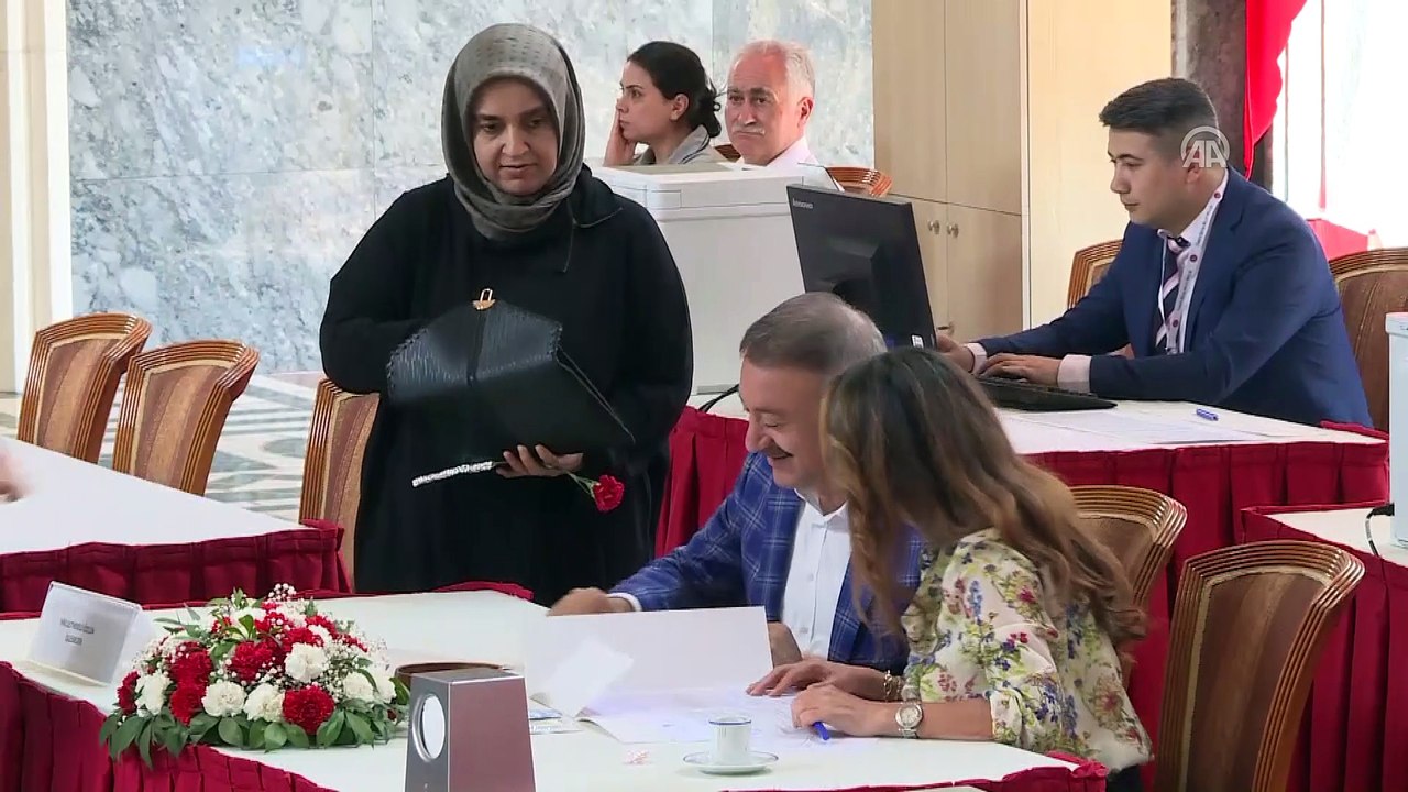 Milletvekilleri kayıt yaptırıyor - Halil Öztürk ve Hacı Özkan - TBMM