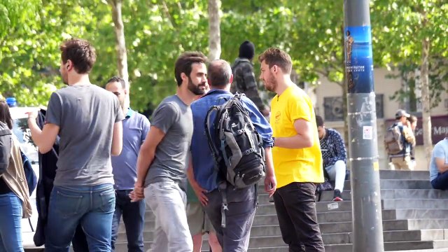 PÉTITIONS CHALLENGE - On fait signer des pétitions absurdes à des inconnus