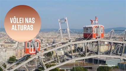Jogando vôlei em cima de uma roda-gigante