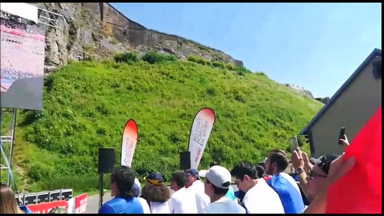 Les supporters belfortains entonnent la Marseillaise avant la rencontre France-Mexique