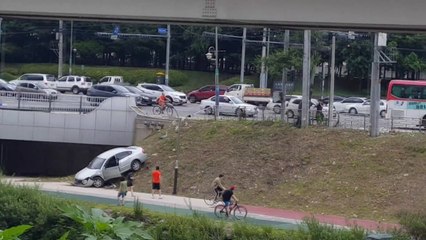 버스가 승용차 들이받아 추락...10명 부상 / YTN