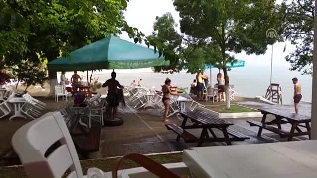 Aniden Bastıran Yağmur Tatilcilerin Deniz Keyfini Bozdu