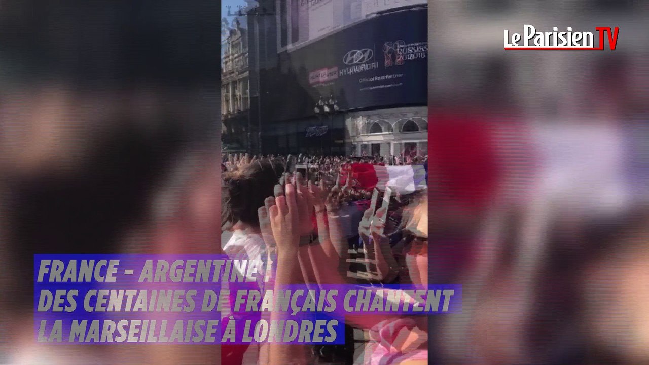 France - Argentine : les Français de Londres chantent la Marseillaise à Piccadilly