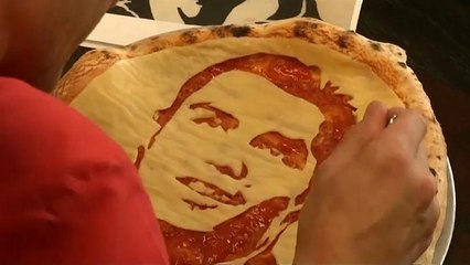 Futbol aşığı bir Rus şef pizzalarında Ronaldo ve Luis Suarez'i resmetti