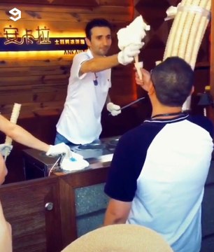 Турецкий продавец мороженого