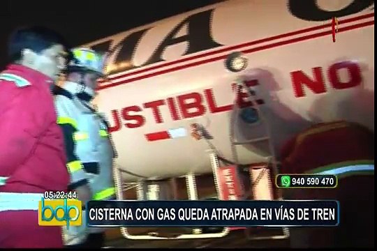 Cisterna con gas quedó atrapada en vías del tren