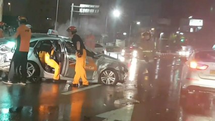 빗길에 미끄러져 중앙선 침범...3명 부상 / YTN