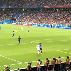Sale lesionado edinson cavani cristiano ronaldo lo ayuda a salir