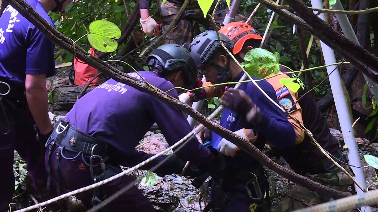 Mergulhadores avançam na busca por crianças