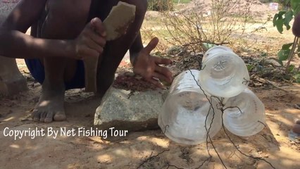 Descargar video: Amazing Bottle Plastic Trap Fish - 3 Children Catch Fish Using Plastic Bottle Trap