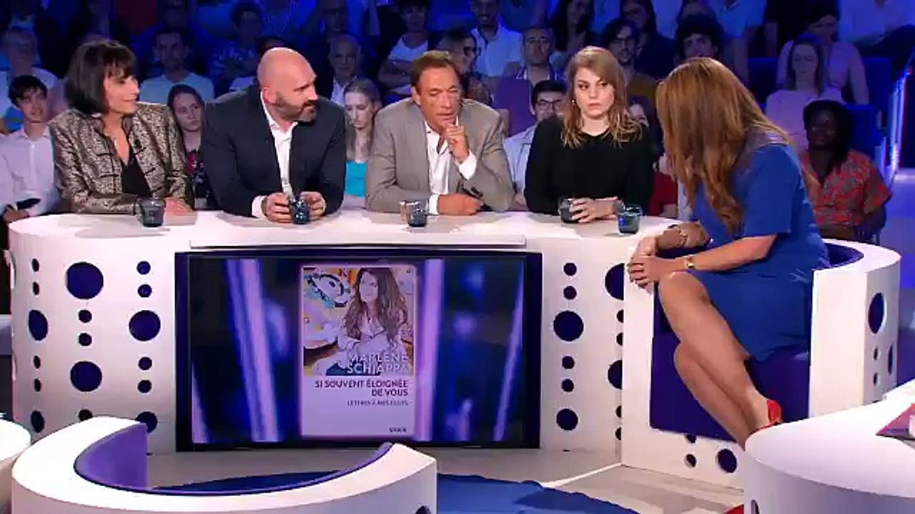 Marlène Schiappa remet en place Jean-Claude Van Damme quand il affirme: "Si toutes les femmes travaillent, qui s'occupe des enfants à la maison ?"
