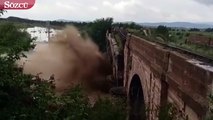 Romanya'da yolcu treni, sağanak nedeniyle yıkılan köprüden kıl payı kurtuldu