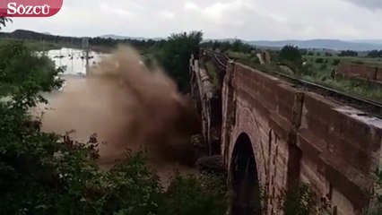Romanya'da yolcu treni, sağanak nedeniyle yıkılan köprüden kıl payı kurtuldu