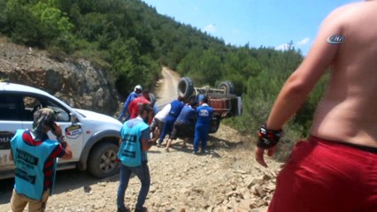 Virajı alamayan Offroad sporcusu aracıyla böyle takla attı