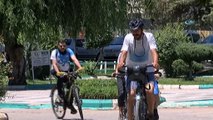 Bisiklet gezginleri engelli bireyler için pedal çeviriyor