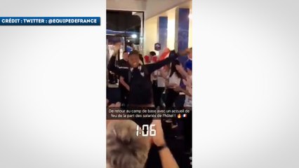 Les Français accueillis en héros à leur hôtel