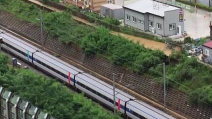 폭우에 토사 와르르...전주행 KTX 한때 멈춰 / YTN