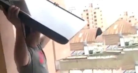 Ülkesinin Elenmesine Sinirlenen Arjantinli Taraftar Televizyonunu Pencereden Aşağı Fırlattı