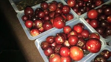 Endirectdelareunion : Mon ami Pierrot sur Le Marché Forain des Camélias ! Il a un remède lontan ! "Graines de jamblons grilles"