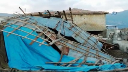 Şiddetli rüzgar ahırın çatısını uçurdu