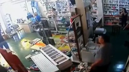 Sopa ve parke taşlarıyla eczaneye böyle saldırdılar