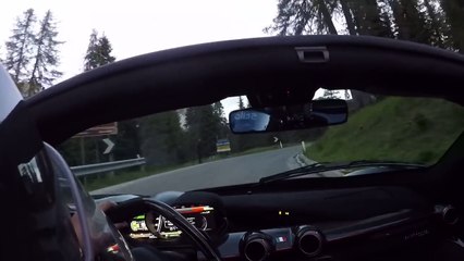 فيراري لافيراري ابيرتا تتسلق أحد الجبال وتخطفنا معها