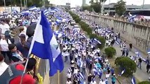 Bajo el inclemente sol y en medio de consignas contra el Gobierno... Así avanza la #MarchaDeLasFlores en Managua >>> ow.ly/G8jN30kK8hg