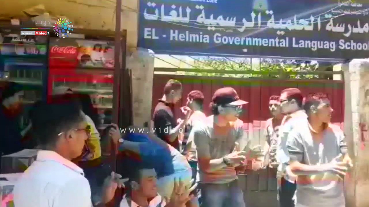 طلاب الثانوية بالحلمية يحتفلون بانتهاء الامتحانات بالطبلة و الرقص البلدى