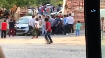 Araba Seyir Halindeyken Sürücüyü İndirip Tekme Tokat Dövdüler