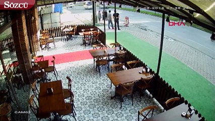 Otomobil kaldırımdaki kadınları ezdi!