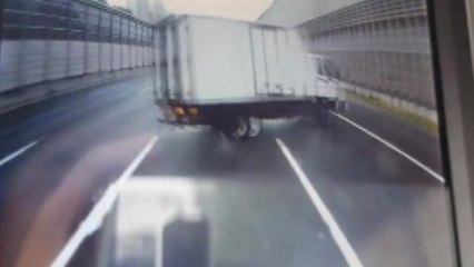 빗길에 방호벽 들이받아...운전자 다쳐 / YTN