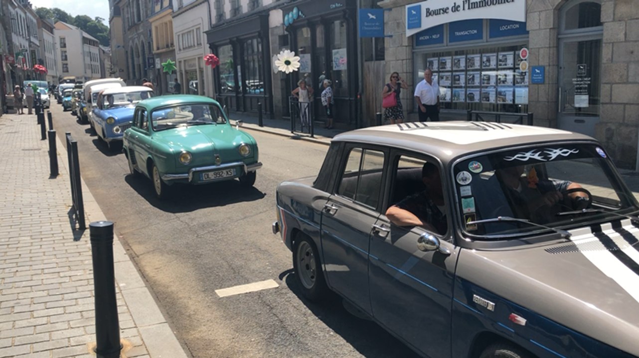 Les voitures anciennes embouteillent le centre-ville