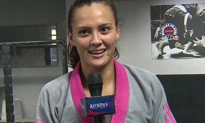 Simone Julia Bertekad Sumbang Emas
