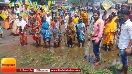 हाइवे पर बने जानलेवा गड्ढों के खिलाफ एनएच-32 पर धान रोप जताया विरोध