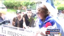 Ayer un grupo de nicaragüenses se concentró frente a la embajada de su país en El Salvador, para exigir justicia por la alarmante cifra de muertos por la repres