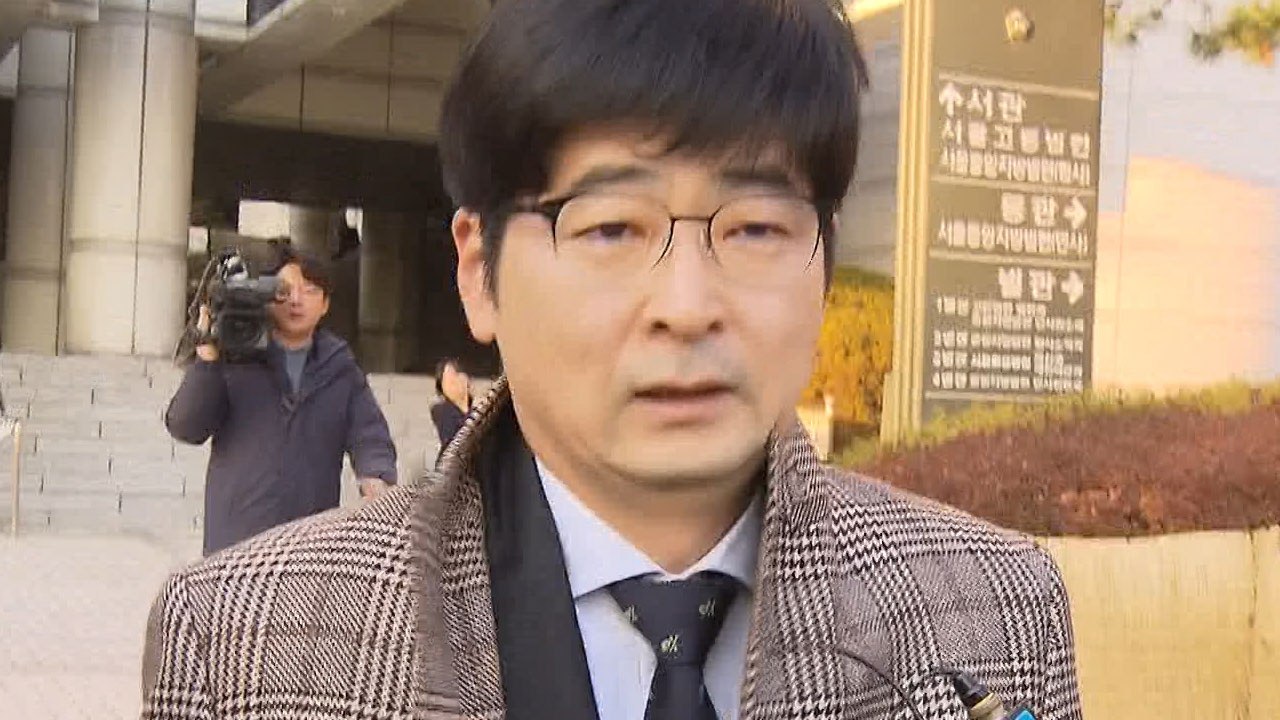 靑, 탁현민 행정관 사의 반려 "첫눈 오면 놓아주겠다" / YTN