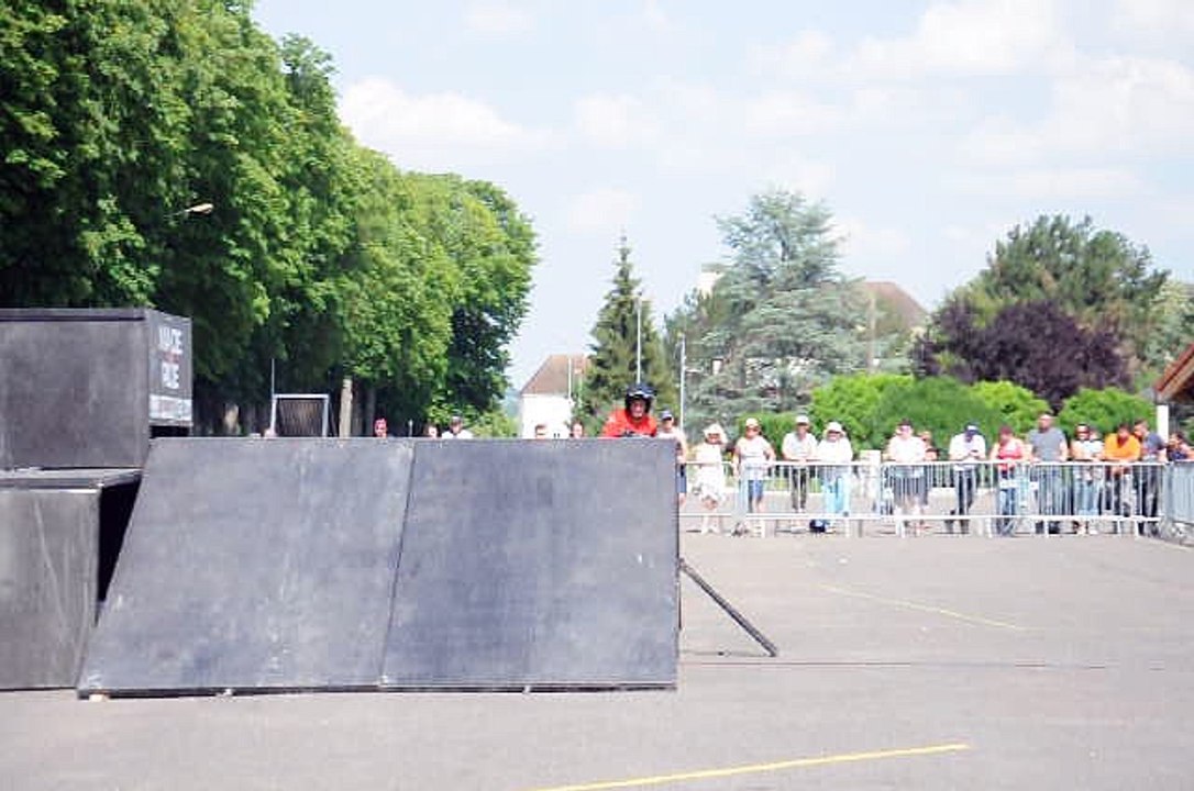 Un grand rassemblement de motos à Semur-en-Auxois