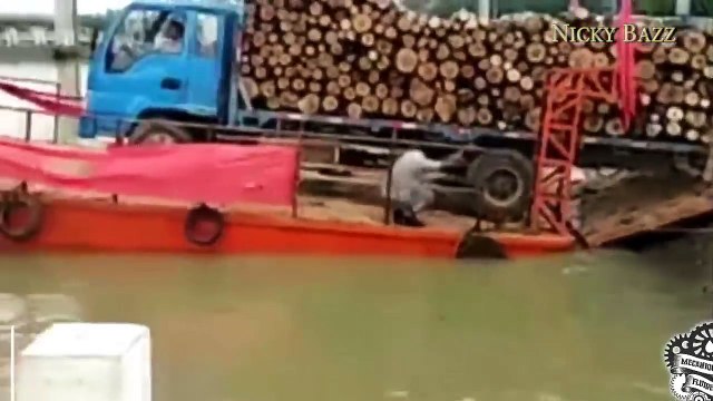 Top 20 Heavy Trucks Accident Fail By Idiots At Work [New This Week!!]