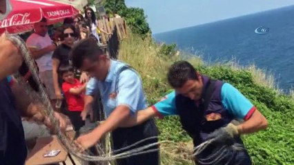 Uçurum kenarında mahsur kalan köpeği itfaiye kurtardı