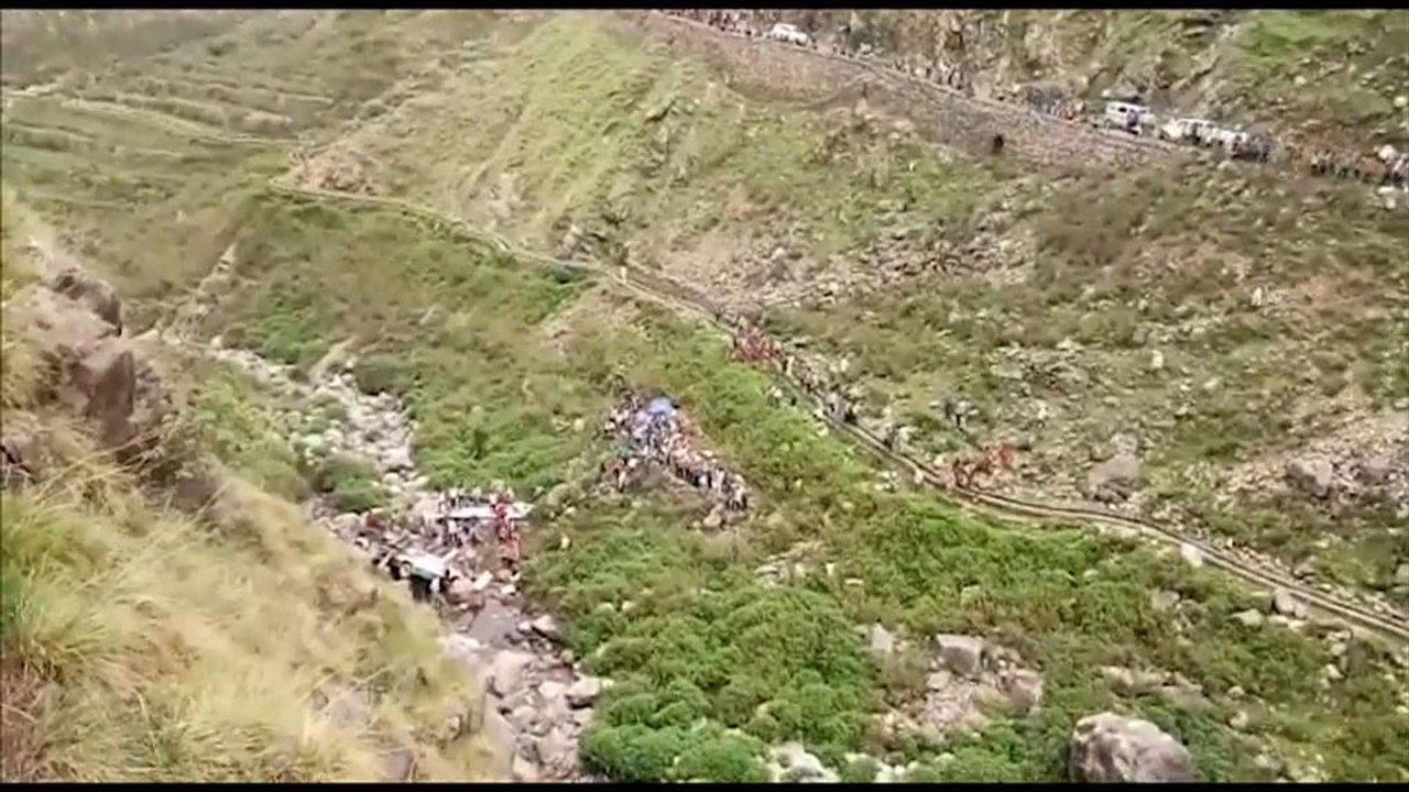 عشرات القتلى والجرحى جراء سقوط حافلة في واد عميق بالهند