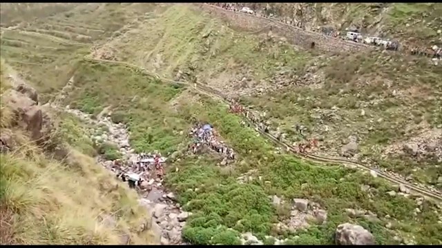 عشرات القتلى والجرحى جراء سقوط حافلة في واد عميق بالهند